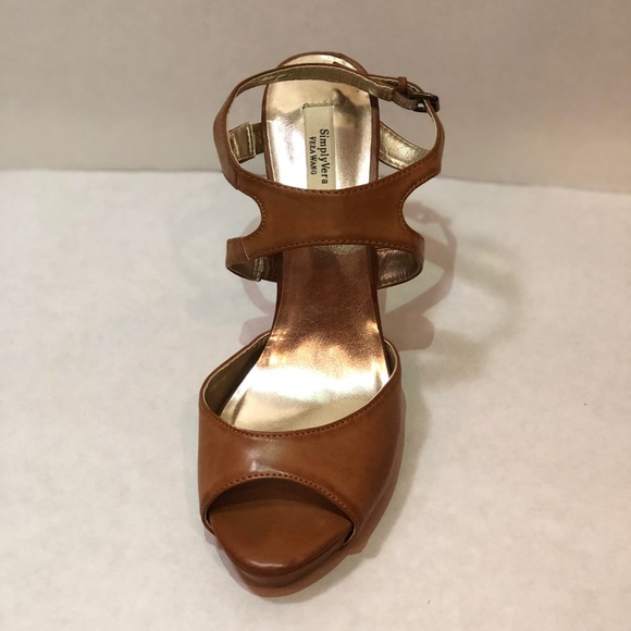 Nude Vera Wang heals - Picture 2 of 6